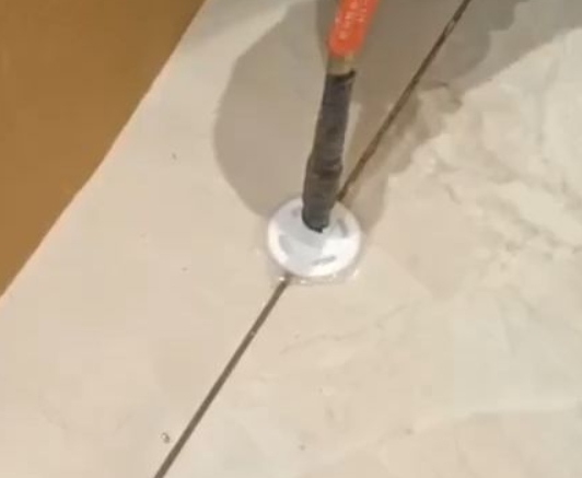 西丰瓷砖空鼓维修公司专业解答瓷砖在铺贴过程中，如果没有涂抹均匀到位的粘结材料（如水泥砂浆或瓷砖胶），可能会导致以下问题