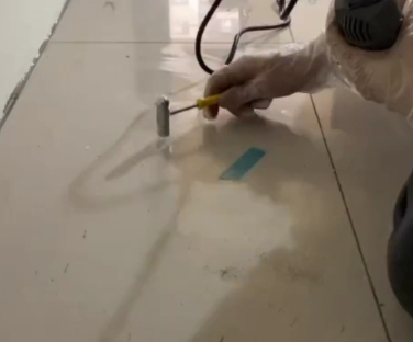 西丰瓷砖开裂维修公司专业分享瓷砖在铺贴前如果没有沥干水分，将会导致以下问题